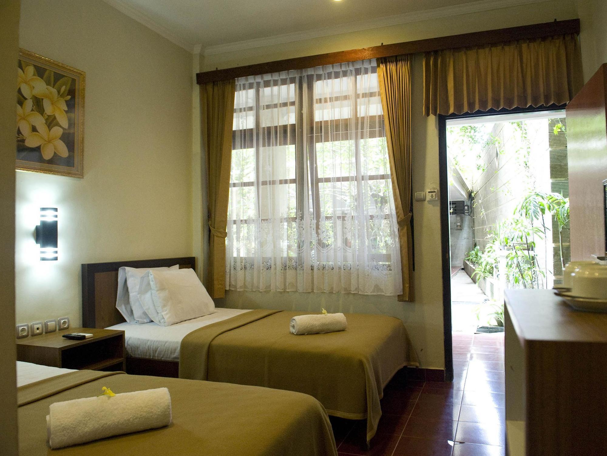 Catur Adi Putra Hotel Denpasa Buitenkant foto