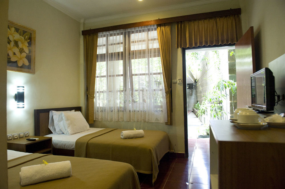Catur Adi Putra Hotel Denpasa Buitenkant foto