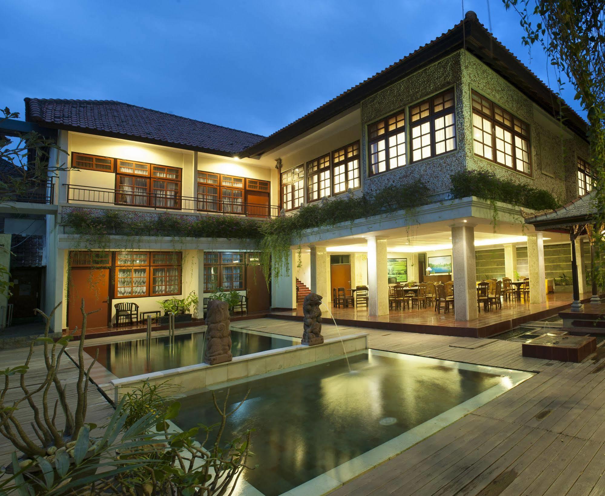 Catur Adi Putra Hotel Denpasa Buitenkant foto