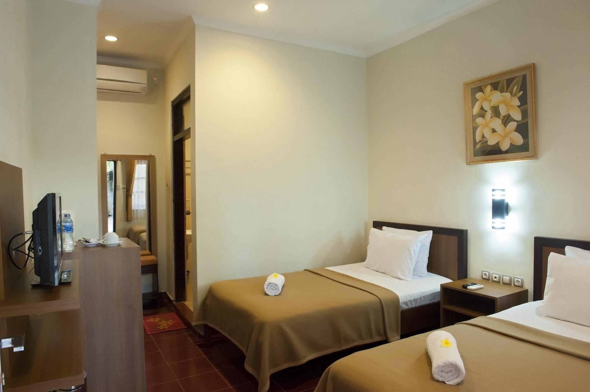 Catur Adi Putra Hotel Denpasa Buitenkant foto