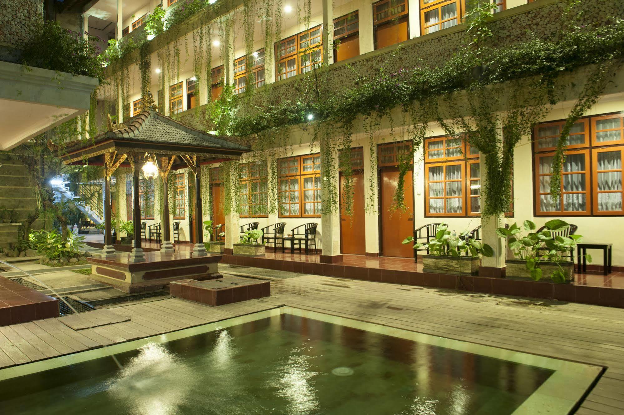 Catur Adi Putra Hotel Denpasa Buitenkant foto