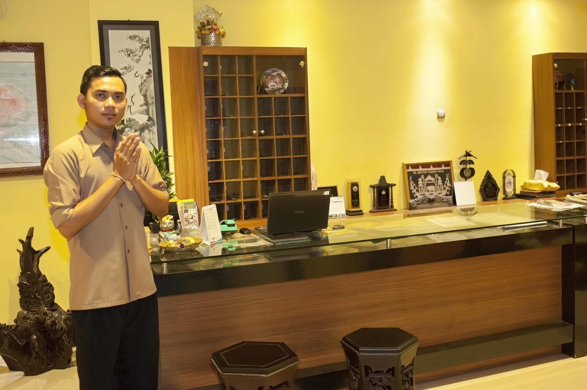 Catur Adi Putra Hotel Denpasa Buitenkant foto