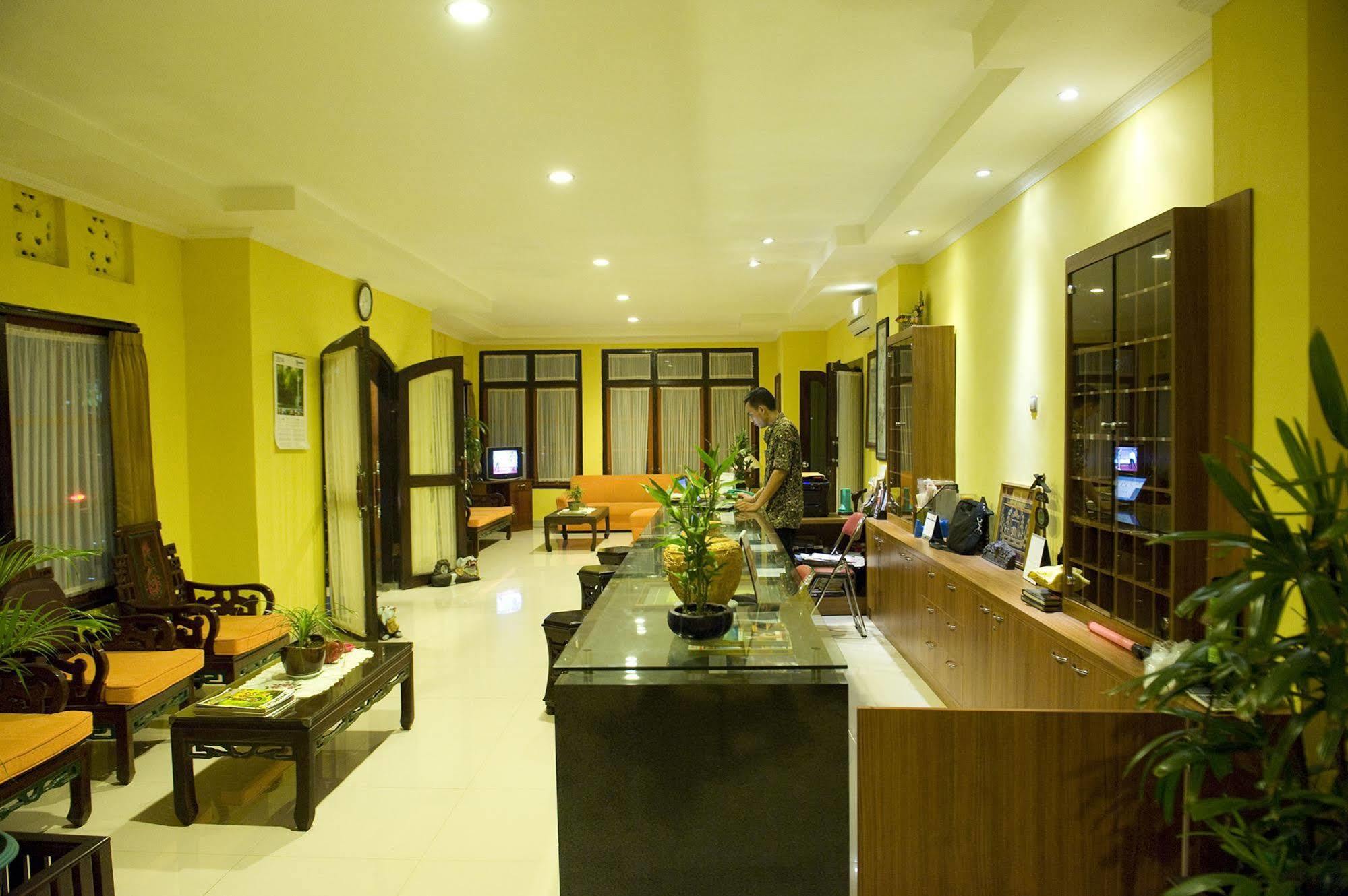 Catur Adi Putra Hotel Denpasa Buitenkant foto