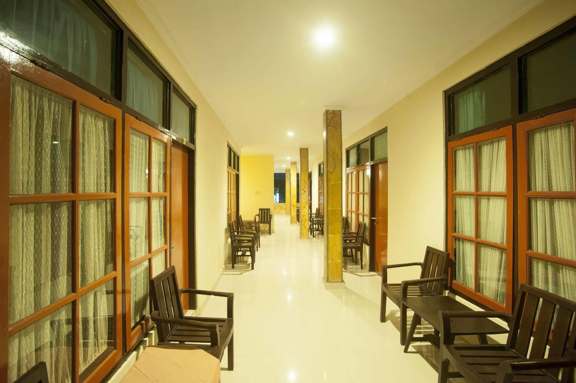 Catur Adi Putra Hotel Denpasa Buitenkant foto