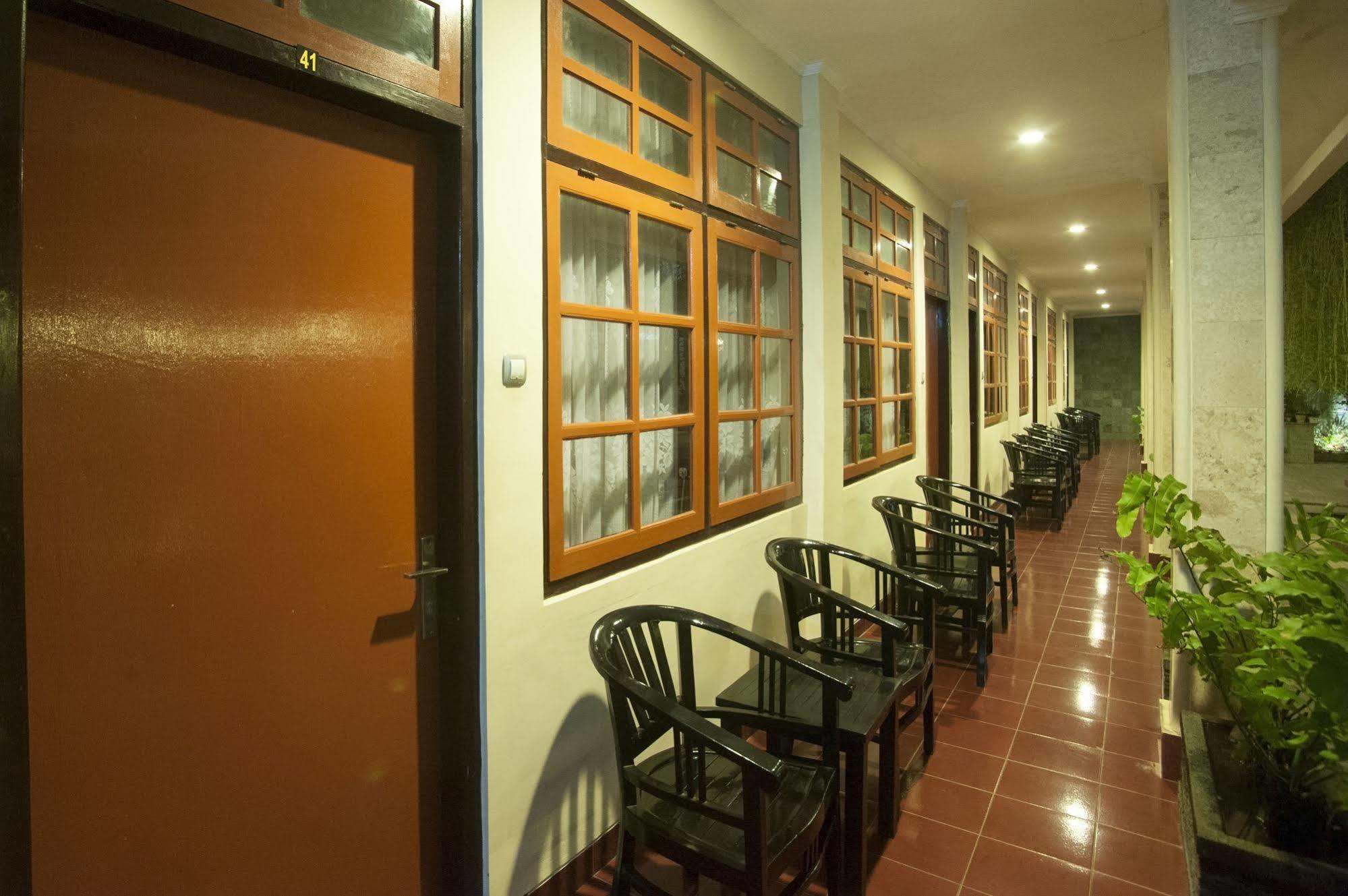 Catur Adi Putra Hotel Denpasa Buitenkant foto