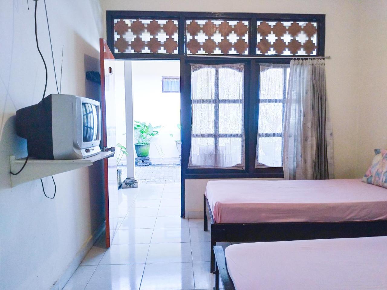 Catur Adi Putra Hotel Denpasa Kamer foto