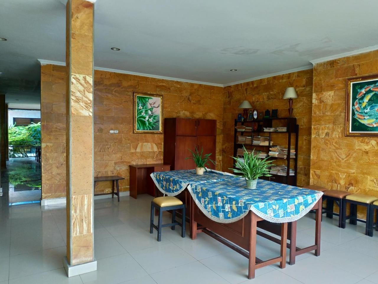 Catur Adi Putra Hotel Denpasa Buitenkant foto