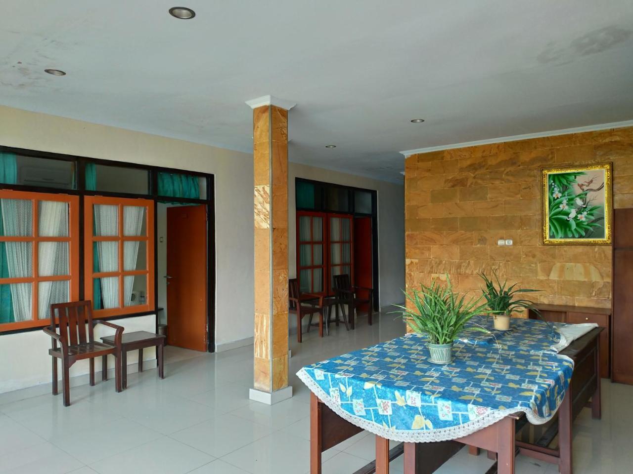 Catur Adi Putra Hotel Denpasa Buitenkant foto