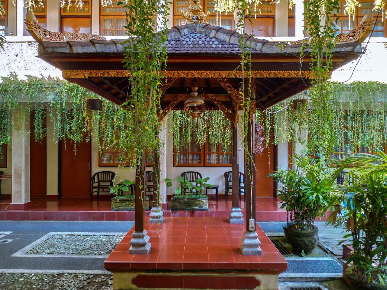 Catur Adi Putra Hotel Denpasa Buitenkant foto