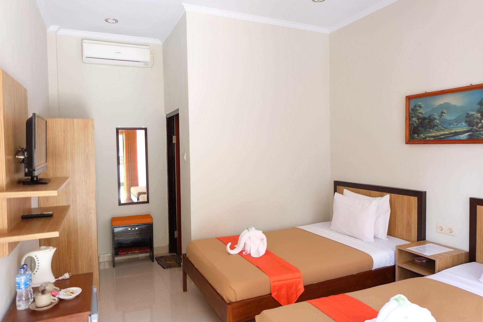 Catur Adi Putra Hotel Denpasa Buitenkant foto